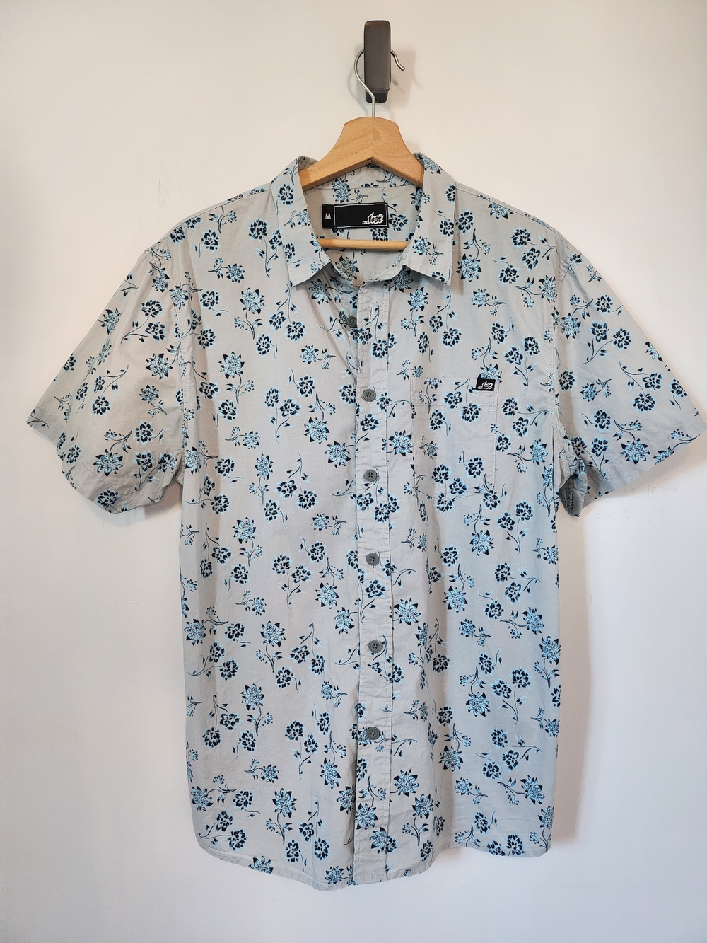 Lost Men’s Short-Sleeve Button-Down Shirt - Light Gray with Blue Floral